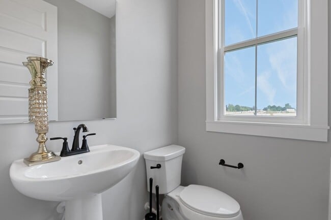 Building Photo - 6032 Windsor Dr