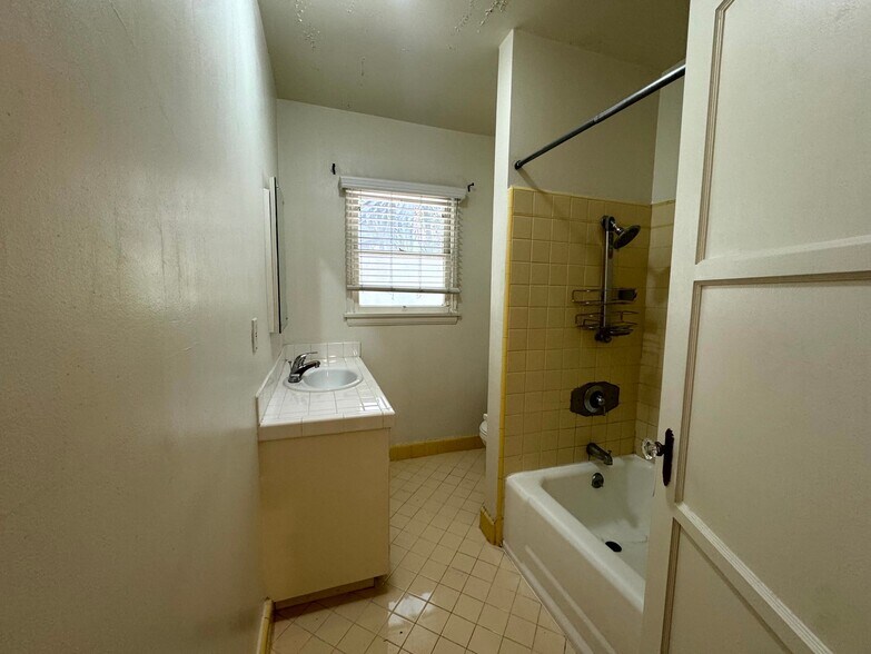 Building Photo - 1271 N Crescent Heights Blvd