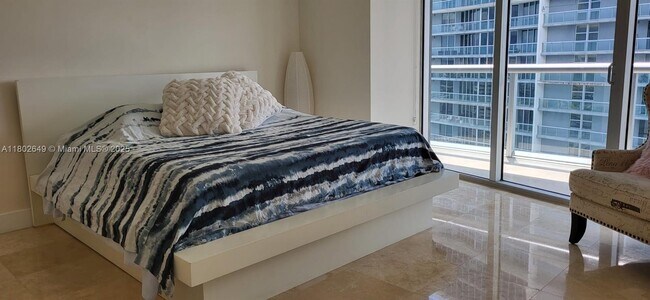 Building Photo - 475 Brickell Ave