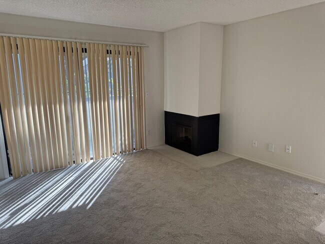 Building Photo - Gorgeous South Natomas Condo