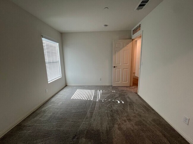 Building Photo - 3 Bedroom Plus Bonus Room Single Family Ho...