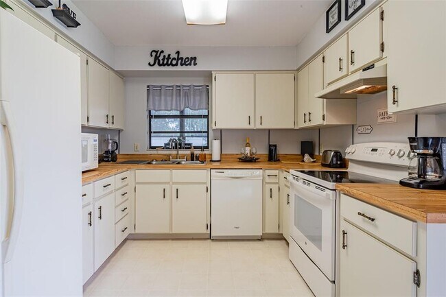 Building Photo - 6308 Fernbrook Ct