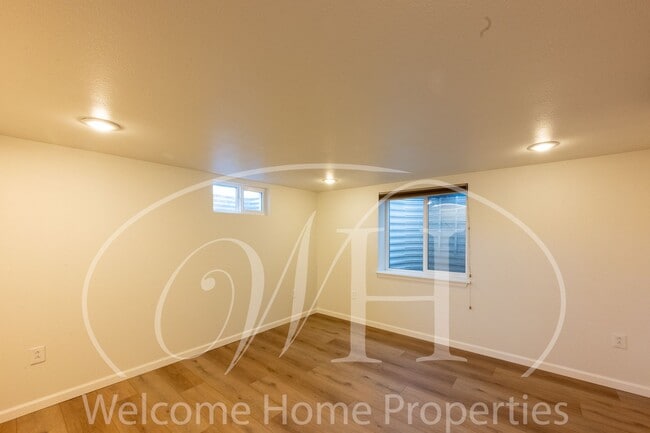 Building Photo - Spacious 5 Bedroom Home with Fenced Yard & Covered Parking