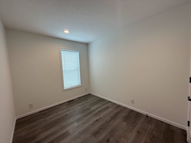 Building Photo - Spacious Pet-Friendly 3BR Home in Secure Belleville Neighborhood – Only $950/Month!