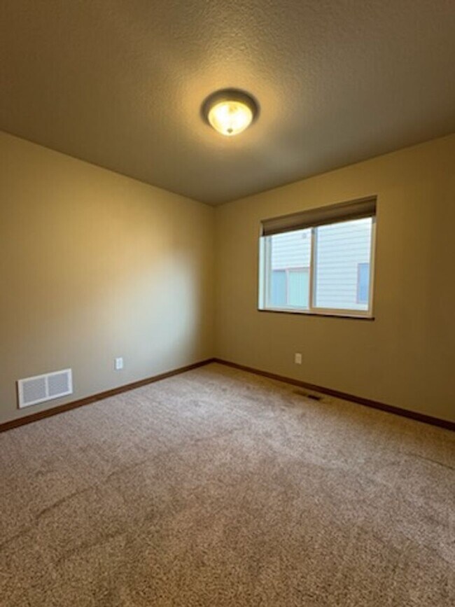 Building Photo - 3 BEDROOM | 2 BATH | GARAGE | NEWER TOWNHOME SUMMERSET