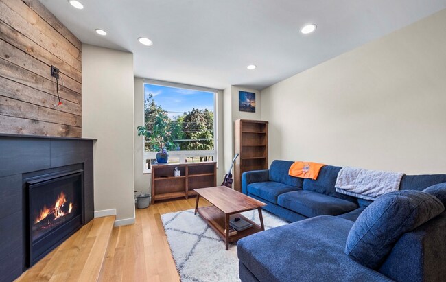 Building Photo - Three-Bedroom Townhouse on Queen Anne!!!!