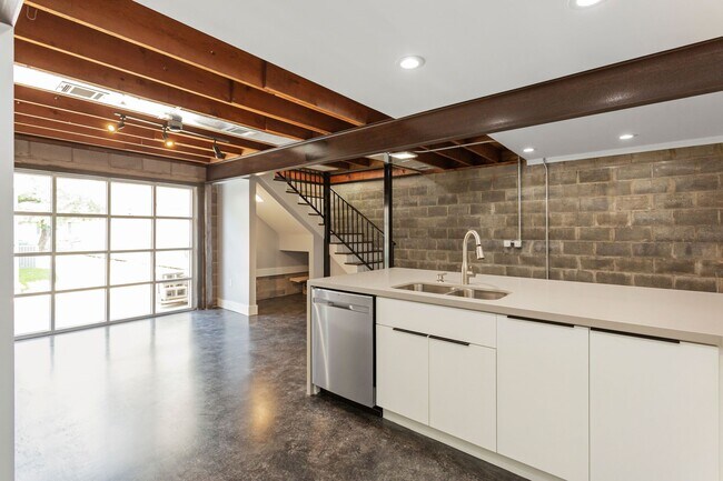 Building Photo - 2005 Portsmouth St