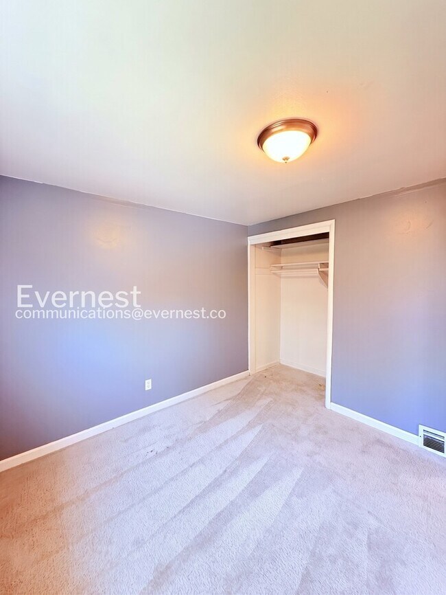 Building Photo - 2 Bed & 1 Bath Duplex in Detroit / Pet-Friendly / Section 8 Accepted / Available Now!