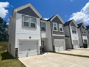 Building Photo - 3BR/2.5 BATH Townhome with Garage & Fenced...