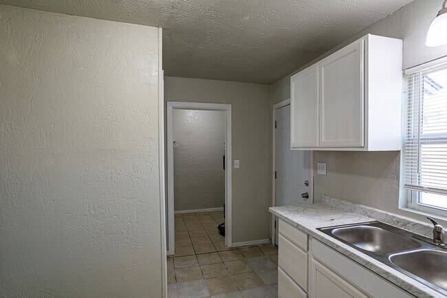 Building Photo - 1808 Magnolia St
