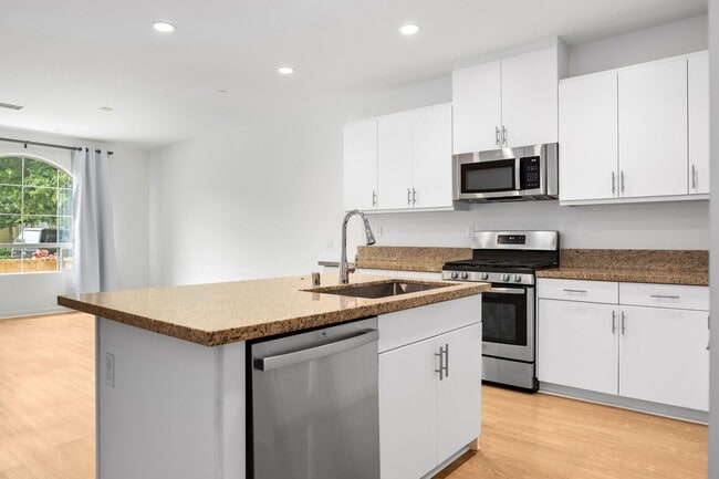 Building Photo - Beautiful Townhome in Desirable Neighborhood!