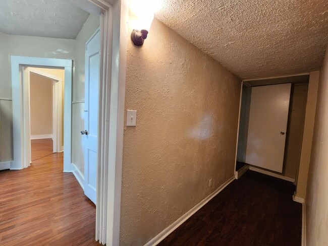 Building Photo - 3 Bedrooms, 1.5 Bath Brick Bungalow with Basement & Large Yard.  Close to UofL.