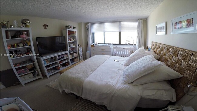 Building Photo - 540 Brickell Key Dr