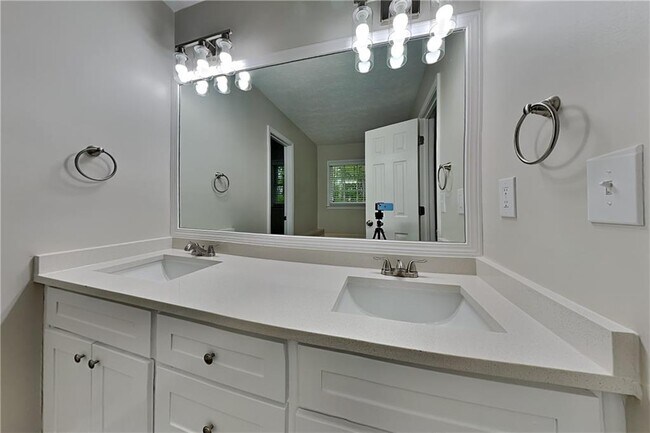 Building Photo - 2210 Grayfield Dr