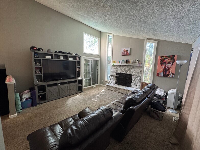 Building Photo - 3122 Moonbeam Cir S