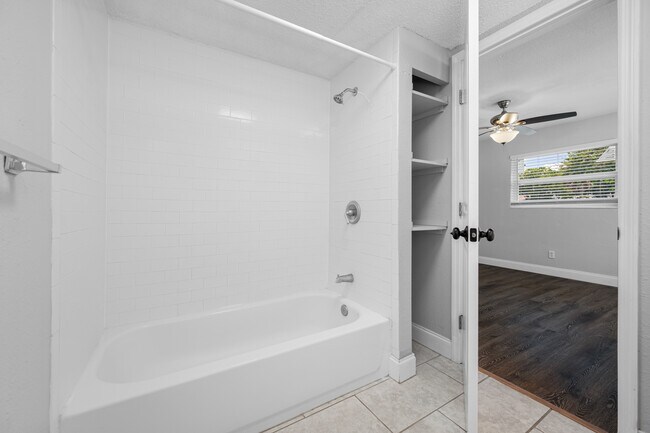 Building Photo - Southern Oaks