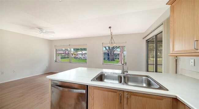 Building Photo - 515 Rousseau Dr