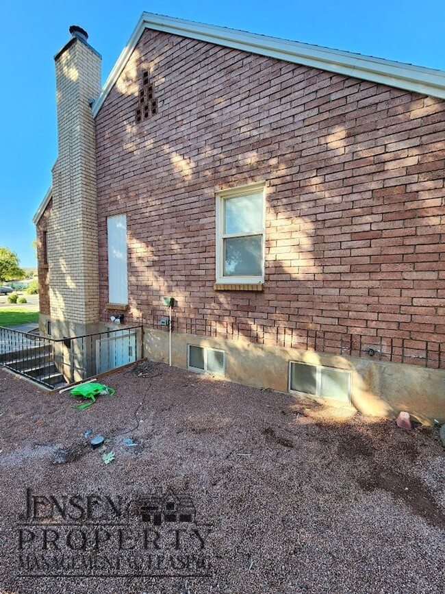 Building Photo - R698
