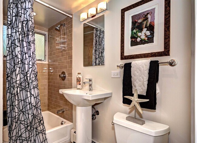 Building Photo - 727 De Soto Dr