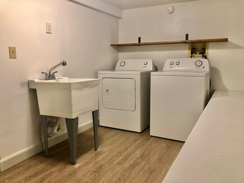 Building Photo - 105 W 2nd St Lower