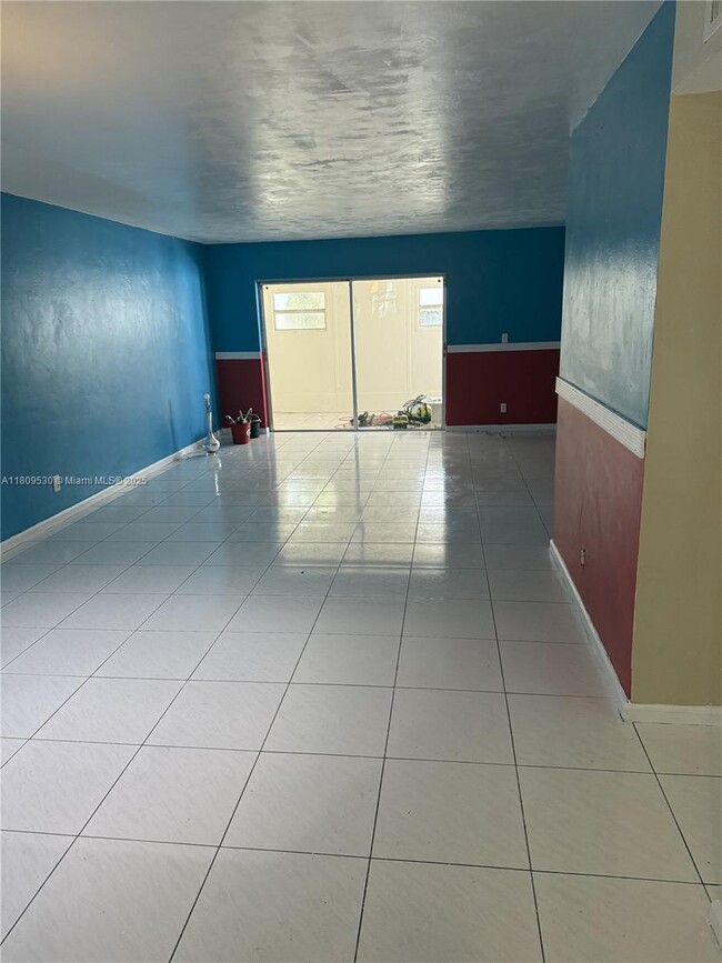 Building Photo - 1420 SW 28th Ave