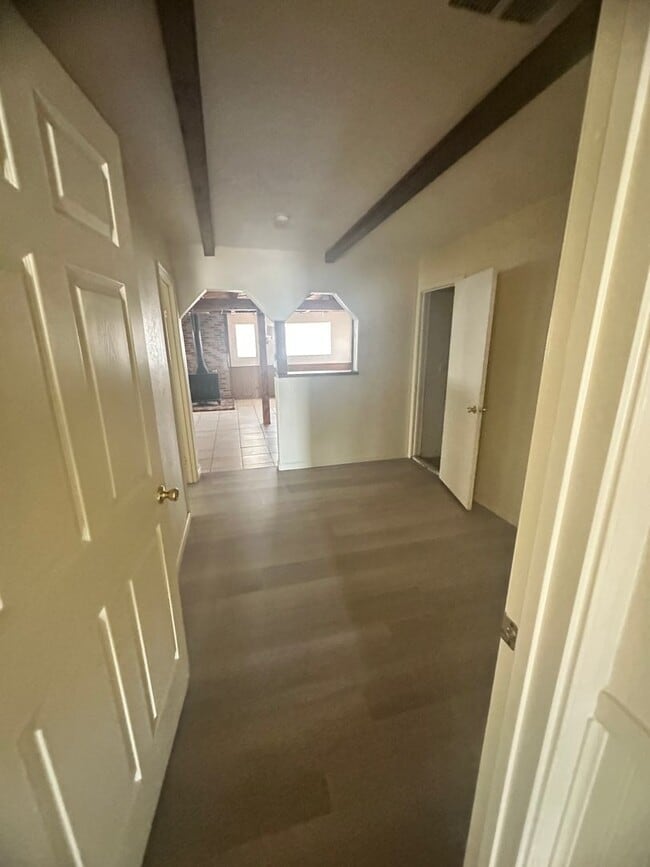Building Photo - 4 bedroom Rental