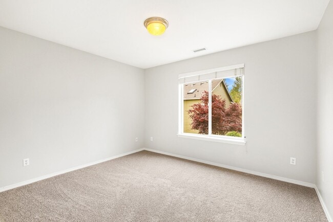 Building Photo - Covington Incredible 6 Bedroom 3.75 Bath Home
