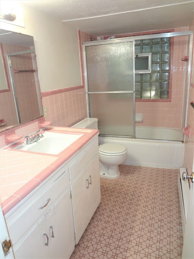 Building Photo - 2 Bed, 2 Bath Apartment off University Ave. w/ Hardwood Flooring