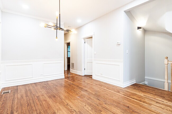 Building Photo - 2509 W Diversey Ave