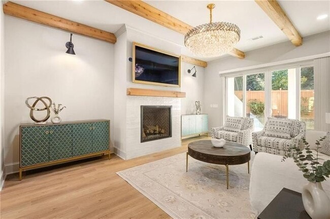 Building Photo - 722 Lakeview Ave NE