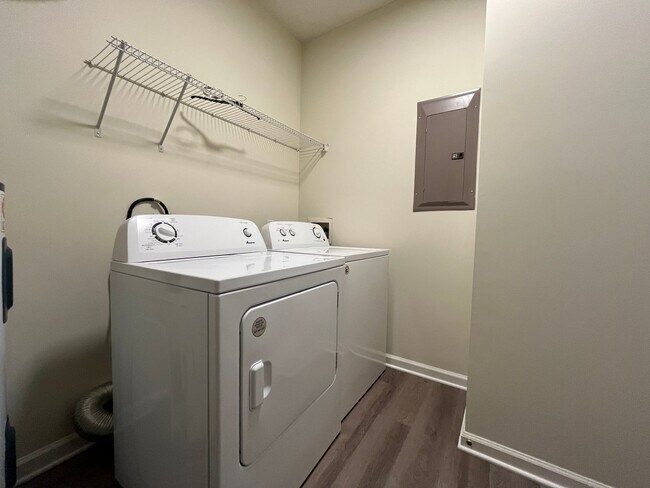 Building Photo - Spacious 2/2 Apartment Ready For Move In Now!