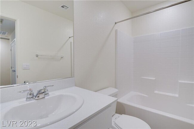 Building Photo - Modern 3-Bedroom Townhome in Highly Desire...