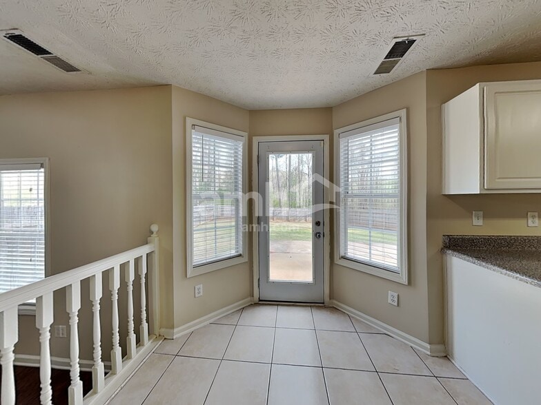 Building Photo - 550 Brook Hollow Dr