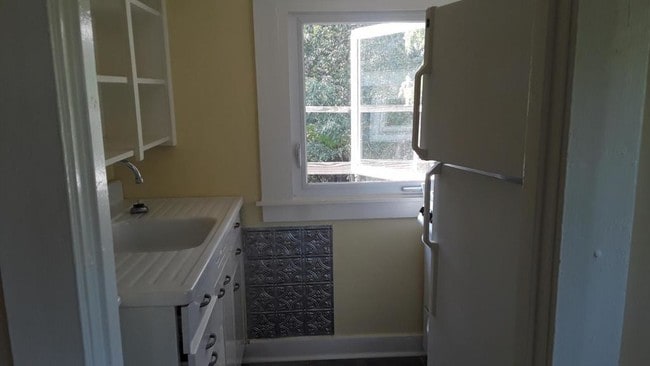 Building Photo - 42 Bank St