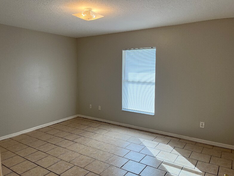 Building Photo - 773 Squirrel Ct
