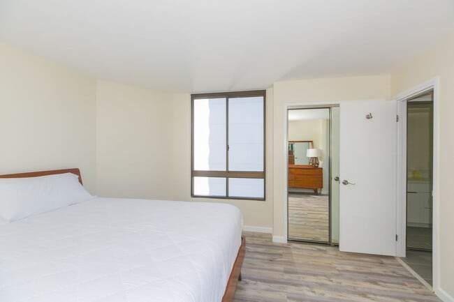 Building Photo - Canterbury Place - Fully renovated with hi...
