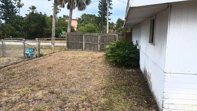 Building Photo - 3 bedrooms near the beach