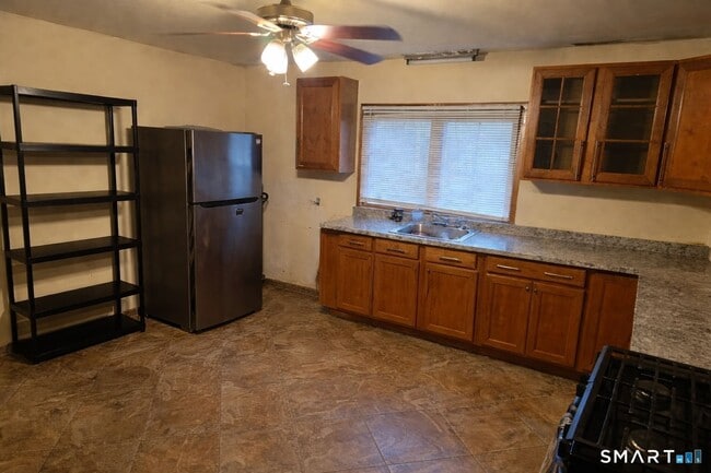 Building Photo - 150 Platt St