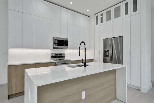 Building Photo - 606 SW 7th Ave