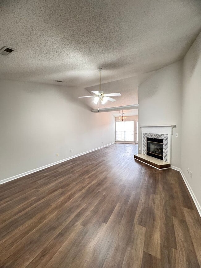Building Photo - 2BR 2BA One Level Townhome with Garage
