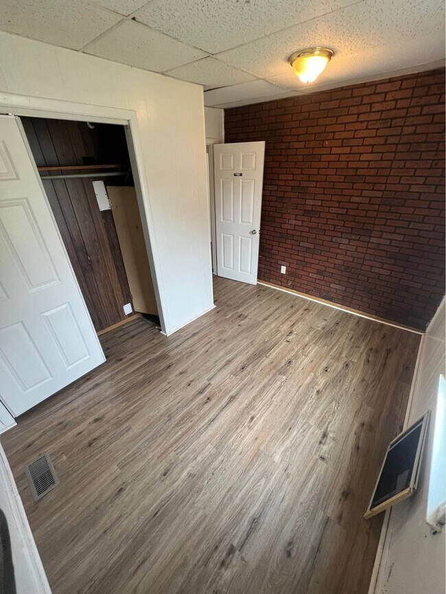 Building Photo - 937 N Leland Ave