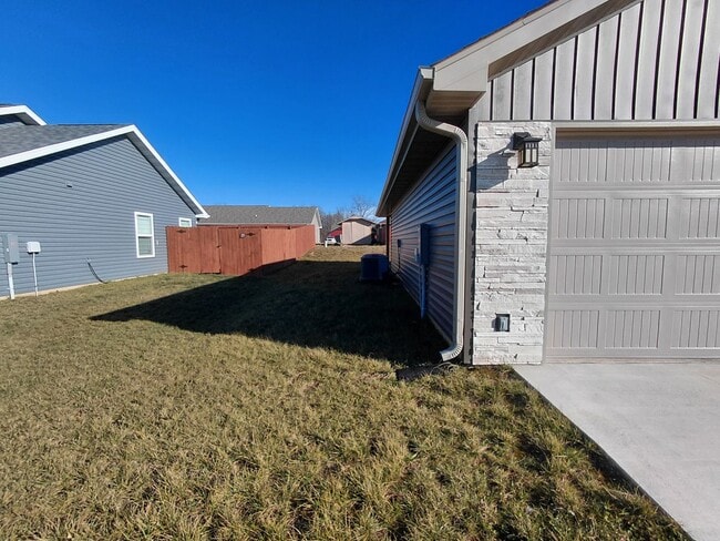 Building Photo - Beautiful home close to post