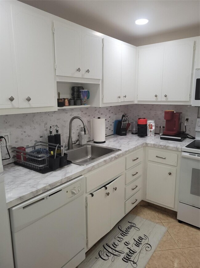 Building Photo - 1980 S Ocean Dr