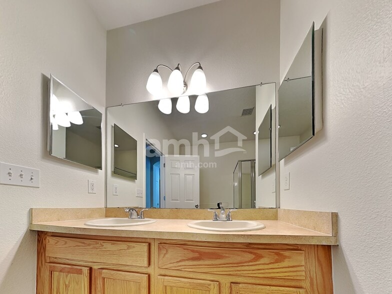 Building Photo - 11160 Creek Haven Dr