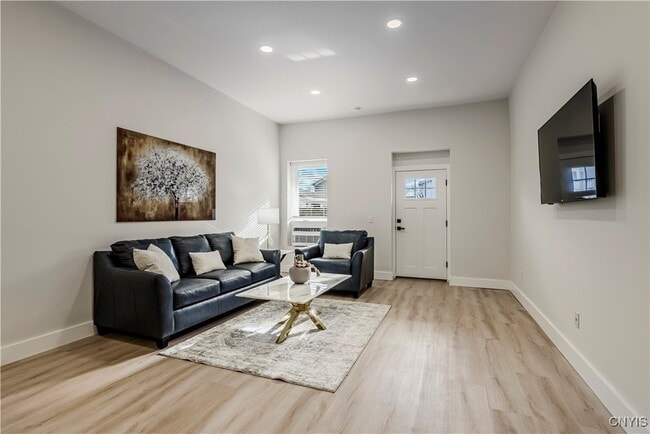 Building Photo - 1104 Main St