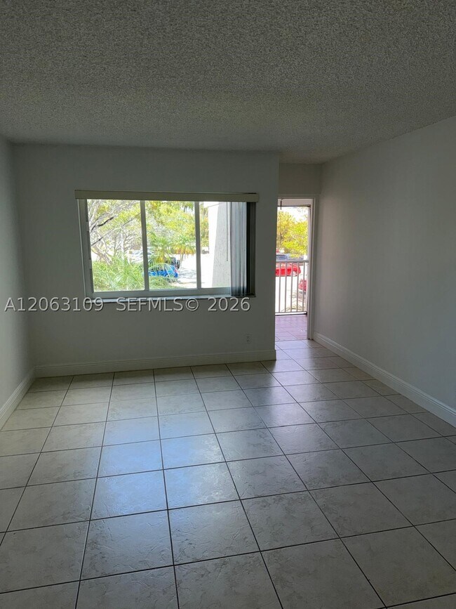 Building Photo - 100 Lakeview Dr