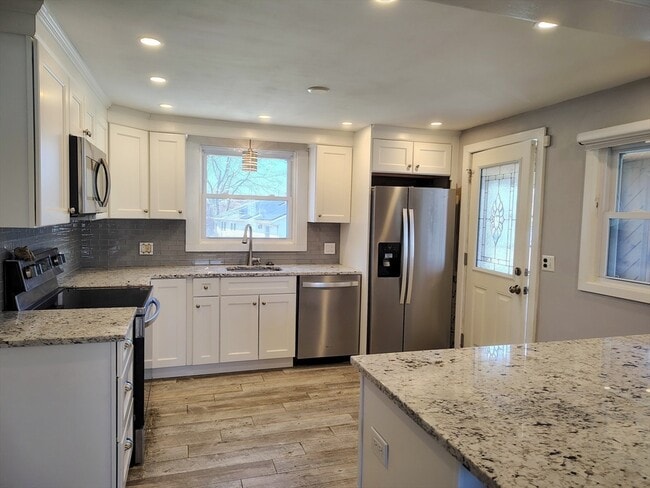 Building Photo - 74 Thurlow Ave