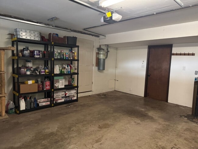 Building Photo - 3 Bdrm, 3 Bath home in Lynnewood with Gourmet Kitchen, 3 miles to Sky Lakes Medical Ctr and OIT