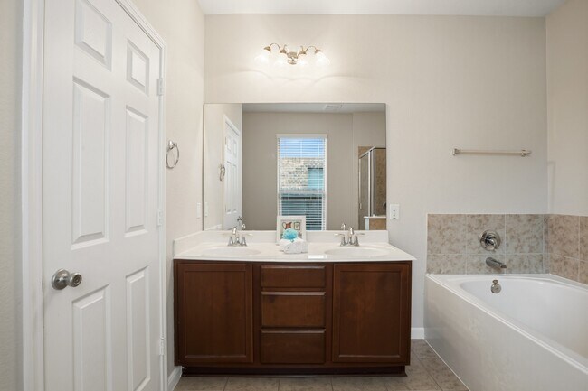 Building Photo - 11103 Avery Oaks Ln