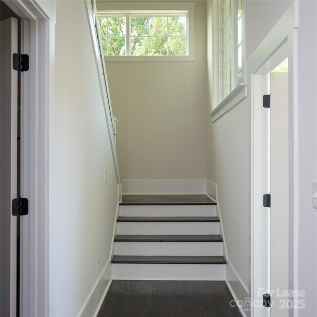 Building Photo - 1003 Parkwood Ave